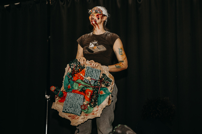 Masque social en carton, persona de Jung, stage de théâtre de guérison - Les Ateliers de Charlotte